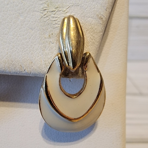 B2 Vintage Gold-tone & Enamel Pierced Earrings - Picture 2 of 2